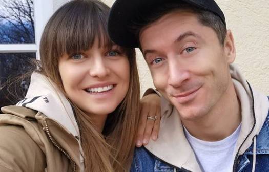 Zakochani Lewandowscy wtuleni w siebie na spacerze. Te kadry skradły serca internautów! [ZDJĘCIA]