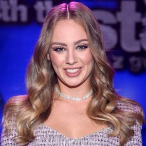 Wiktoria Gąsiewska odsłania ciało nad wodą. Towarzyszy jej ukochany [FOTO]