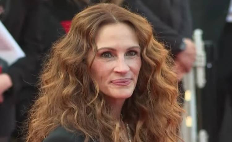 Julia Roberts zrezygnowała z biustonosza. Dekoltem przyćmiła wszystkich na czerwonym dywanie! [FOTO]