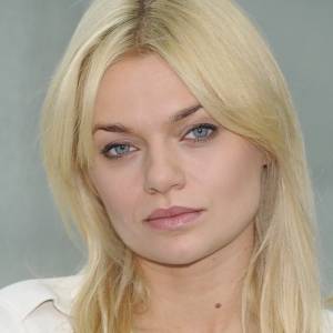 Emilia Komarnicka zniewala. Pozuje tylko w zsuwającej się z nagiego ciała koszuli [FOTO]