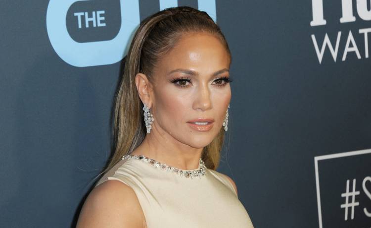 Odważna kreacja Jennifer Lopez wprawiła fanów w osłupienie. "Bogini" [FOTO]