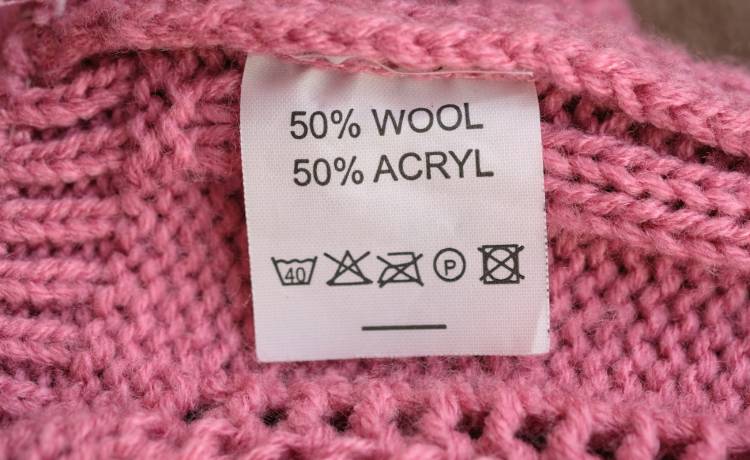 4 materiały, których należy unikać zimą. Te ubrania cię nie ogrzeją