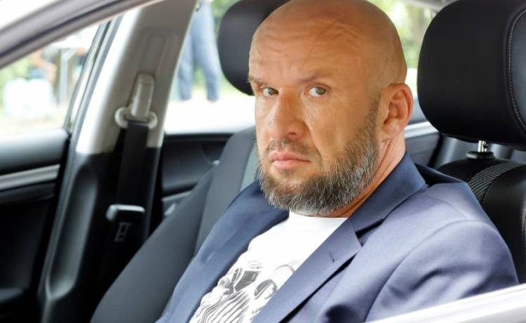 Tomasz Oświeciński na zdjęciu sprzed lat. Jest nie do poznania! "Miałbym szansę na zostanie blogerem modowym?" - pyta fanów