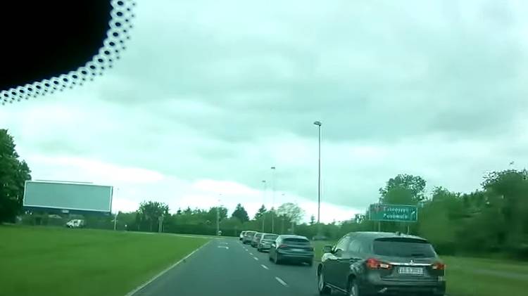 Kobieta weszła wprost pod koła jadącego samochodu! Kierowca zamieścił nagranie ku przestrodze: "Refleks kolegi - klasa światowa" [WIDEO]