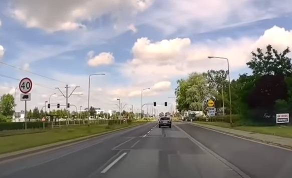 Absurdalny zbieg okoliczności niemal doprowadził do tragedii na pasach! "Tu poszło chyba wszystko nie tak" [WIDEO]