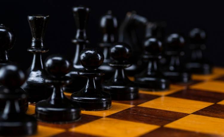 Ukraińscy żołnierze zagrali w szachy koktajlami Mołotowa! Te zdjęcia stały się hitem [FOTO]