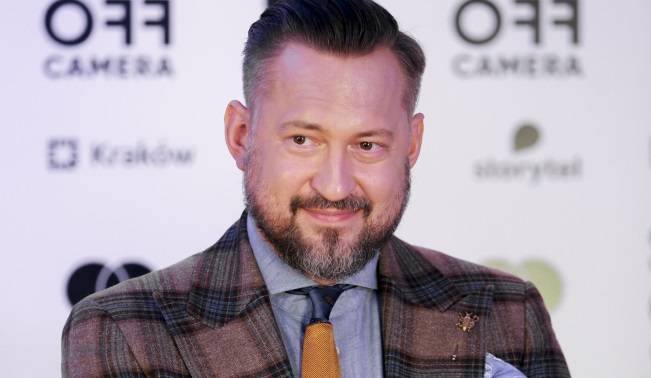 Marcin Prokop nie do poznania na archiwalnym kadrze. Na głowie prezentera - oryginalna fryzura! [ZDJĘCIE]