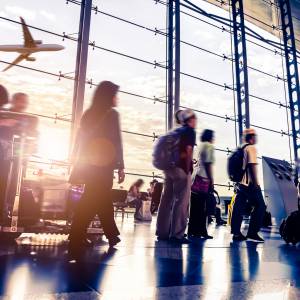 Słuszna dyskryminacja? Lotnisko będzie karać linie lotnicze za przywożenie osób niezaszczepionych. Konieczność w walce z pandemią?