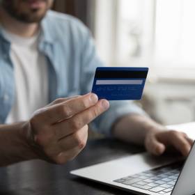 Za takie przelewy bankowe możesz ściągnąć uwagę skarbówki. Lepiej uważaj 