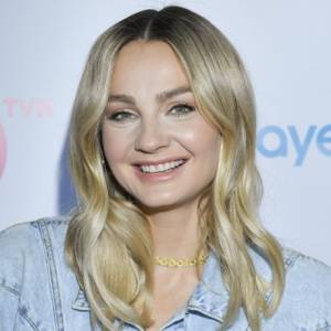 Małgorzata Socha zniewala urodą na słonecznej plaży. Koronkowa bluzka niewiele zasłania