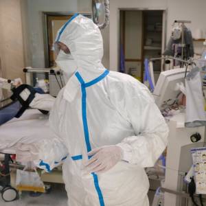 Każdy złapie wariant Omikron? Specjalista komentuje: "służba zdrowia […] ledwo zipie"