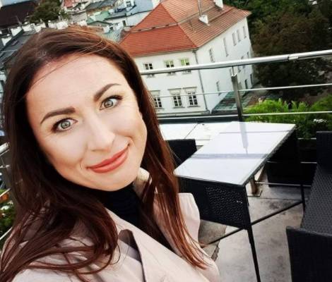 Justyna Kowalczyk na nowym zdjęciu z synem. Maluch przy piersi biegaczki to rozbrajający widok! [ZDJĘCIE]