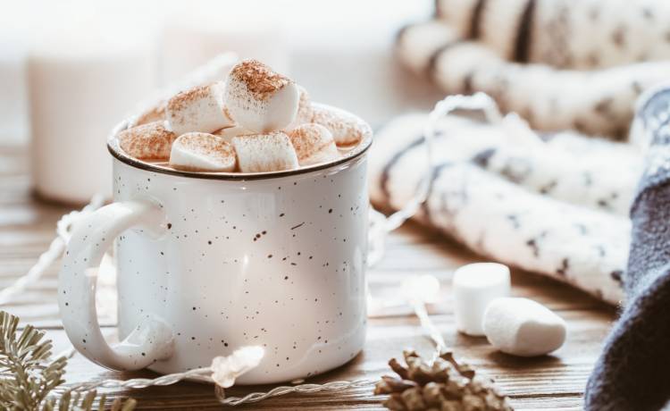 Rozgrzeje Cię doskonale w mroźny wieczór! Przepis na gorące kakao z piankami