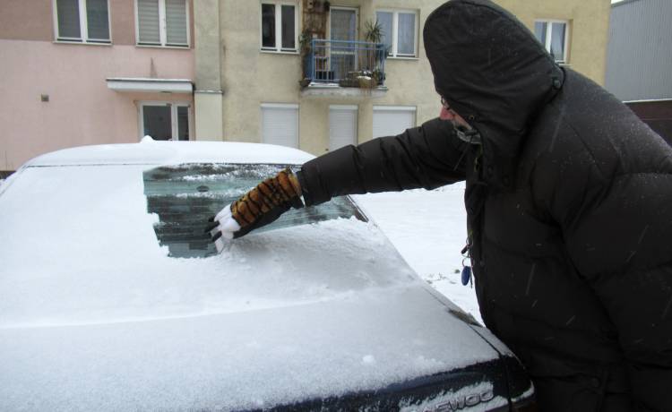 Szyba w samochodzie zamarzła od środka? Możesz łatwo temu zaradzić