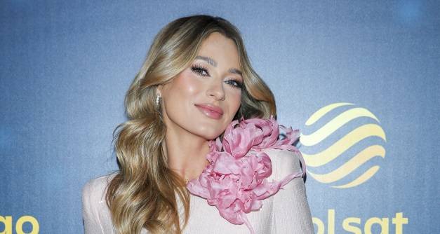 Marcelina Zawadzka kokietuje na nowym nagraniu. Kreacja podkreślająca biust to hit! [WIDEO]