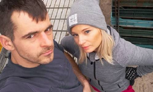 Adrian i Ilona  "Rolnika..." w romantycznym uścisku. Para nie szczędzi sobie miłości 