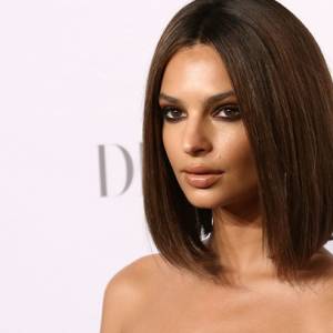 Emily Ratajkowski reklamuje bieliznę w osiedlowym sklepie [ZDJĘCIA]                                       