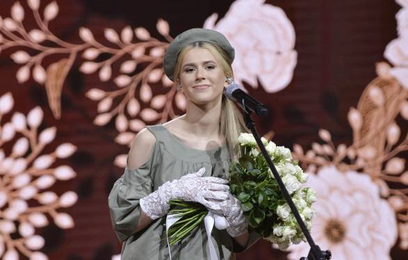 W słusznej sprawie. "Ale pięknie". Roksana Węgiel z bukietem róż