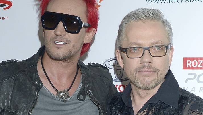 Jacek Łągwa na oryginalnej fotografii. Tak muzyka z zespołu Ich Troje przedstawiła sztuczna inteligencja 