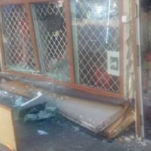 Nietypowa kradzież w Wałczu. Pijana kobieta wjechała w sklep monopolowy, by zabrać butelkę wódki                                     