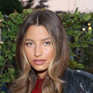 Julia Wieniawa kokietuje na nowych zdjęciach. Głęboki dekolt przyciąga wzrok 