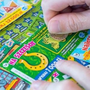 Ukradł niemal 600 zdrapek i nic nie wygrał. Policja zatrzymała 22-latka