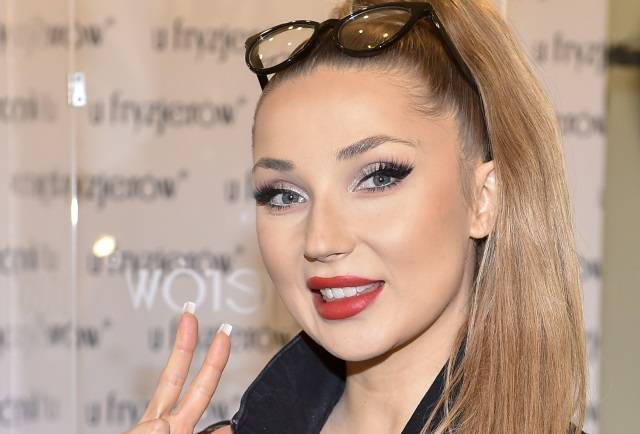 Cleo z uroczym spojrzeniem i wyciętym dekoltem: "Świętujmy miłość" [FOTO]