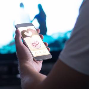 Przed Tobą spotkanie z osobą z aplikacji randkowej? Zadbaj o swoje bezpieczeństwo