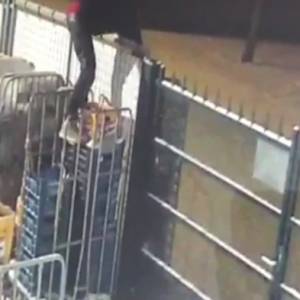 Złodziej, którego pokonał... płot. Monitoring uwiecznił "wielką" ucieczkę [WIDEO]