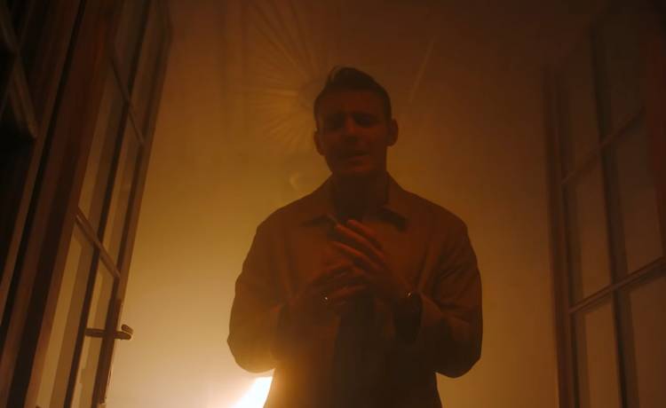 Krystian Ochman w klimatycznym klipie do utworu "Światłocienie". Pierwszy teledysk zwycięzcy "The Voice of Poland"                           