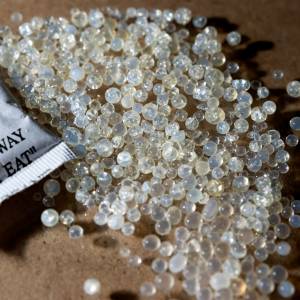 Wyrzucasz pochłaniacze wilgoci do śmieci? Wielu Polaków popełnia ten błąd! 