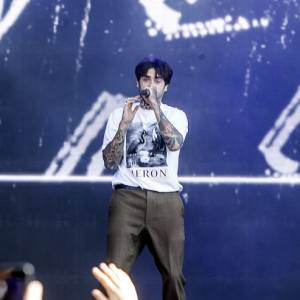 Quebonafide wyprzedaje szafę za grosze. Fani mogą kupić jego ubrania