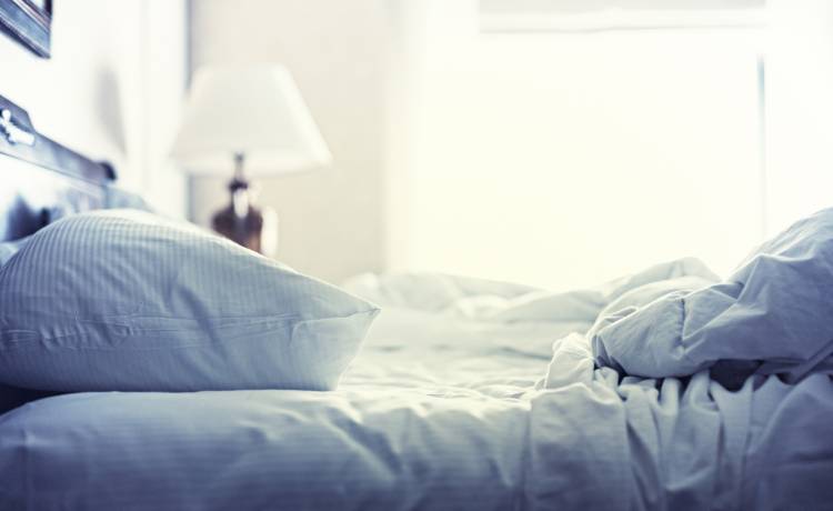 Ciało zmarłego mężczyzny leżało w łóżku dwa miesiące. Służby komunalne o nim zapomniały