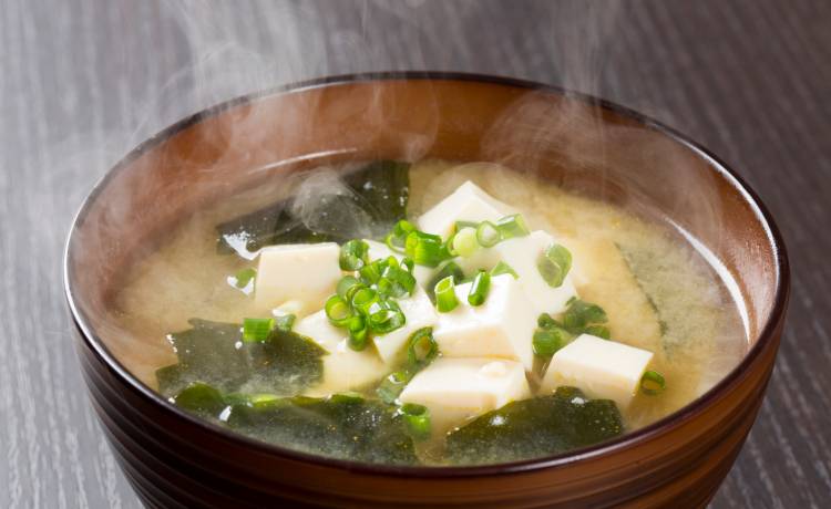 Tofu w zupie, fot. shutterstock.com