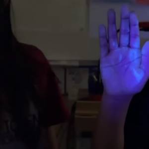 Jak szybko przenosimy zarazki? Ten eksperyment daje do myślenia [WIDEO]