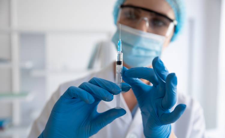 Obligatoryjne szczepienia służby zdrowia. Podjęto decyzję. Oto szczegóły…