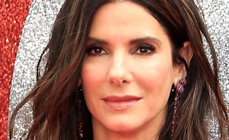 59-letnia Sandra Bullock wciąż wygląda zjawiskowo i nie boi się śmiałych kadrów [FOTO]