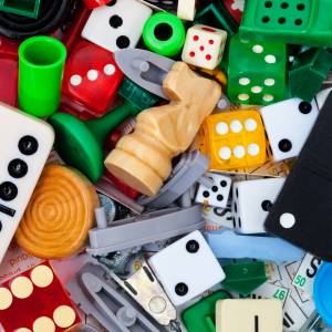 Gry na sylwestrowy wieczór w małym gronie. Co robić, by się nie nudzić?                                                             