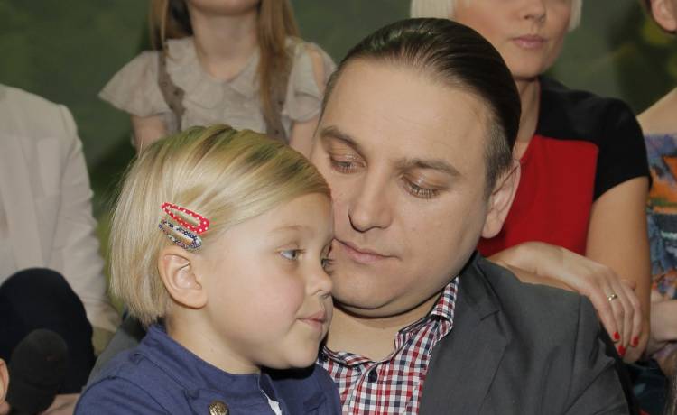 Tosia Golec z tatą - Łukaszem Golecem, fot. AKPA