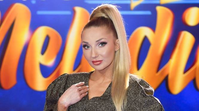 Niezłomna flirciara! Cleo nęci topless. Ledwie zakrywa piersi neonowym atłasem [FOTO]