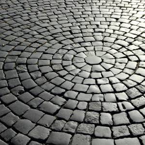 Codziennie kradł po jednej kostce granitowej z dworca kolejowego. Został zatrzymany przez policję