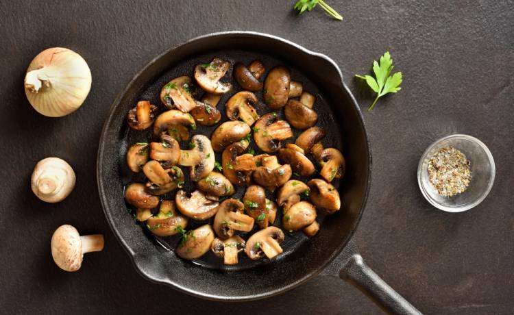 Ten trik zmieni Twoje gotowanie! Pieczarki jak z lasu w 5 minut, fot. Shutterstock