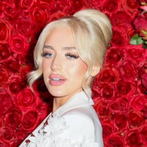 Nowa era Caroline Derpienski! Influencerka zmienia swój wizerunek