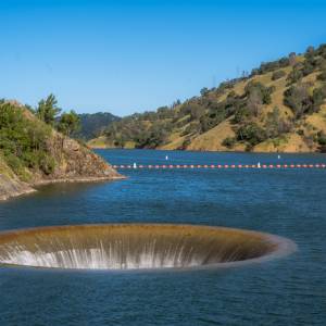 Aż ciarki przechodzą. Ten otwór w jeziorze jest uważany za portal do innego świata [FOTO]
