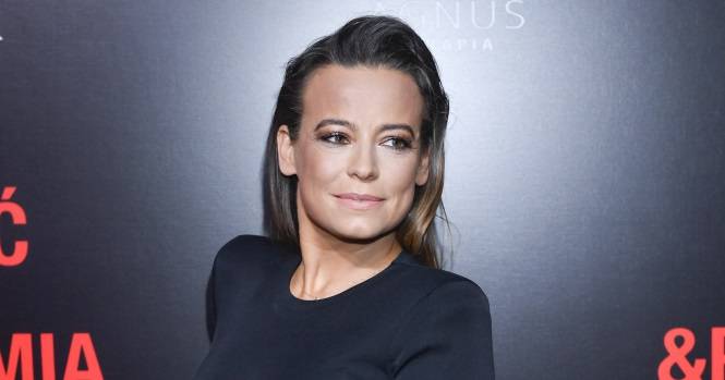 Warta grzechu Anna Mucha?! Kreacja z pikantnym rozcięciem na nogę "skradła show" [FOTO]