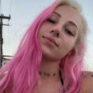 Young Leosia kusi odsłoniętym dekoltem. Wakacyjny kadr rozgrzał fanów. "Ideał" [FOTO]