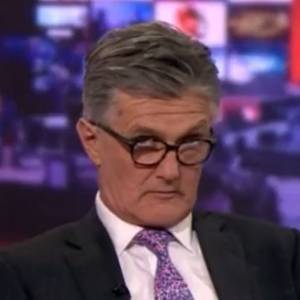 Zabawna wpadka w programie na żywo. Prezenter rozłożył nogi na stole [WIDEO]