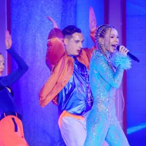 Doda odsłania ciało w cekinowym, prześwitującym kostiumie [FOTO]