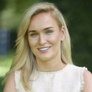 Kamila Boś z "Rolnik szuka żony" odsłania nogi, pozując w krótkiej sukience. Tak prezentowała się na ślubie Joanny i Kamila