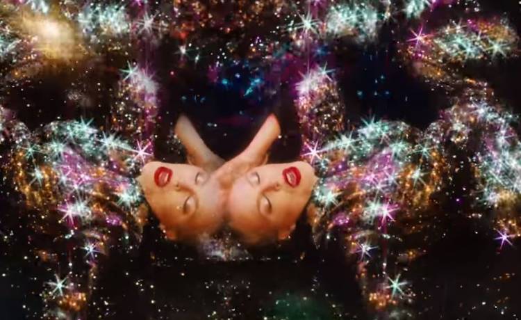 Kylie Minogue wróciła w wielkim stylu! Siedzi na złotym koniu w teledysku do najnowszego singla